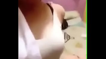Очаровательная голая девчушка мастурбирует перед камерой
