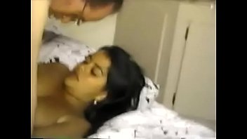 Татуированная молодая брюнетка и африканец занялись порно перед камерой